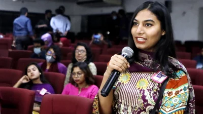 প্রশ্ন-উত্তর পর্বে সাধারণ শিক্ষার্থীরা।