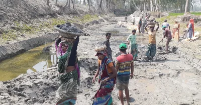 পুরুষের সঙ্গে মাটিকাটার কাজ করছেন নারীরা। ছবি: ইত্তেফাক