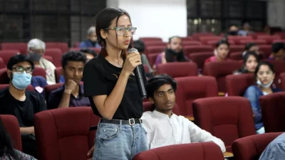 প্রশ্ন-উত্তর পর্বে সাধারণ শিক্ষার্থীরা।