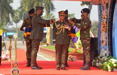 সেনাবাহিনী প্রধানকে গৌরবমণ্ডিত &lsquo;কর্নেল কমান্ড্যান্ট র&zwnj;্যাংক-ব্যাজ&rsquo; পরিয়ে দেওয়া হচ্ছে।