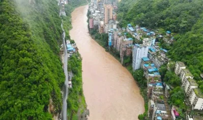নদীর দুই তীরে আলাদা দুটি প্রধান সড়ক রয়েছে
