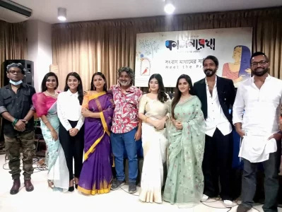 মিথিলাসহ &lsquo;কাজলরেখা&rsquo; সিনেমার কলাকশিলীরা। ছবি: সংগৃহীত