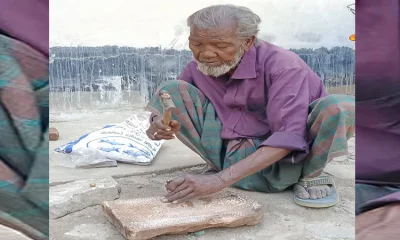 শিলপাটায় ধার কাটছেন যোগেশ কর্মকার