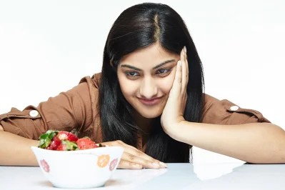 বয়সের ছাপ রোধ করতে স্ট্রবেরি বেশ উপকারী