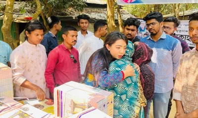 কক্সবাজারের চকরিয়ায় পিকআপচাপায় নিহত ভাইদের বিধবা স্ত্রীকে সেলাই মেশিন উপহার দিলেন ছাত্রলীগের সহসভাপতি এবং ঢাকা বিশ্ববিদ্যালয়ের সিনেট সদস্য তিলোত্তমা সিকদার। ছবি : ফেসবুক থেকে নেওয়া