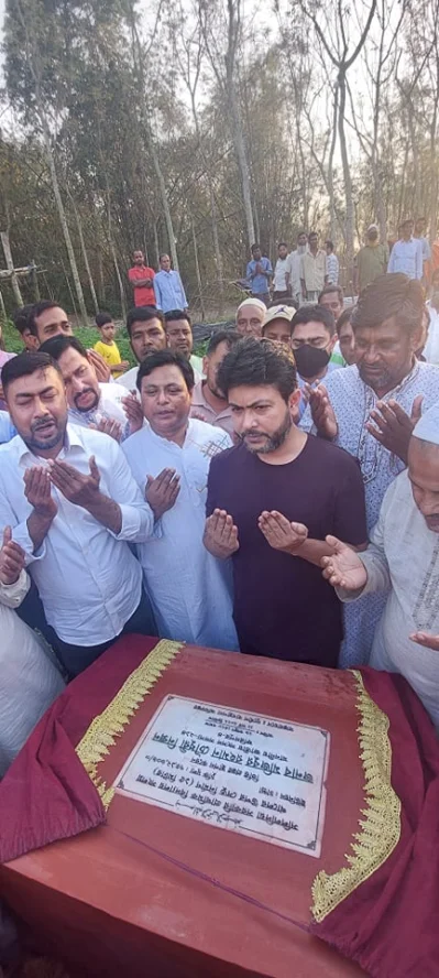 সলিলদিয়া হতে লোহার দিয়া গ্রামের মধ্যবর্তী খালের ব্রিজের কাজের উদ্বোধন করেন নিক্সন চৌধুরী। ছবি: ইত্তেফাক