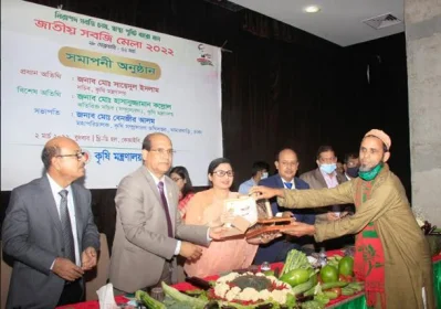 জাতীয় সবজি মেলার সমাপনী দিনে পুরষ্কার গ্রহণ করছেন মাধবপুরের কৃষক বদু মিয়া - ইদেত্তফাক