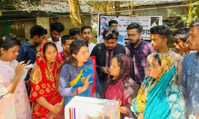 কক্সবাজারের চকরিয়ায় পিকআপচাপায় নিহত ভাইদের বিধবা স্ত্রীকে সেলাই মেশিন উপহার দিলেন ছাত্রলীগের সহসভাপতি এবং ঢাকা বিশ্ববিদ্যালয়ের সিনেট সদস্য তিলোত্তমা সিকদার। ছবি : ফেসবুক থেকে নেওয়া