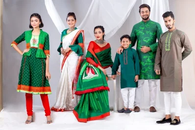 বিশ্বরঙের শাড়ীর আঁচলগুলো যেন সবুজ জমিনের মাঝে টকটকে লাল সূর্য, যেখানে আছে দেশাত্ববোধক গানের টাইফোগ্রাফি  