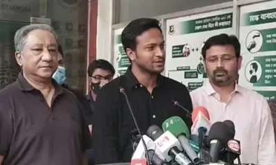 সংবাদ সম্মেলনে কথা বলছেন সাকিব আল হাসান, পাশেই দাঁড়িয়ে আছেন নাজমুল হাসান পাপন