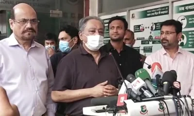 সংবাদ সম্মেলনে কথা বলছেন নাজমুল হাসান পাপন, পাশেই দাঁড়িয়ে আছেন সাকিব আল হাসান