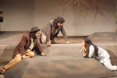 &lsquo;ওয়েটিং ফর গডো&rsquo; নাটকে মানুষ পৃথিবীতে তাঁর অবস্থানকে প্রশ্নবিদ্ধ করে 