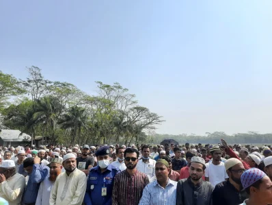হাদিসুরের জানাজা। ছবি: ইত্তেফাক