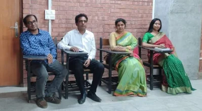 কবিতা পাঠের অনুষ্ঠান এনউবির শিক্ষক-শিক্ষার্থীরা। ছবি: ইত্তেফাক