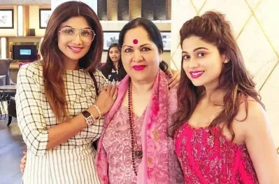 শিল্পা শেঠি, তার মা সুনন্দা ও বোন শমিতা। ছবি: সংগৃহীত