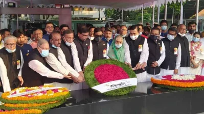 ধানমন্ডিতে জাতির পিতার প্রতিকৃতিতে দলীয় নেতৃবৃন্দের সঙ্গে পুষ্পস্তবক অর্পণ করেন তথ্যমন্ত্রী। 