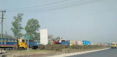 ঢাকা-টাঙ্গাইল মহাসড়কে যানজট।