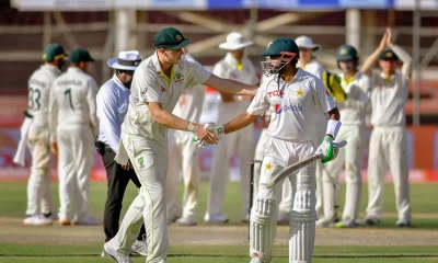 আউট হওয়ার পর বাবর আজমকে অজি অলরাউন্ডার ক্যামেরুন গ্রিনের অভিবাদন। দূরে দাঁড়িয়ে অভিনন্দন জানাচ্ছেন অস্ট্রেলিয়ার অন্য খেলোয়াড়রাও। ছবি: এএফপি/গেট্টি ইমেজ 