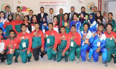 স্বাধীনতার সুবর্ণজয়ন্তী উপলক্ষে এয়ারগান চ্যাম্পিয়নশিপের পুরস্কার বিতরণ অনুষ্ঠানে উপস্থিত  সেনাবাহিনীর প্রধান জেনারেল এস এম শফিউদ্দিন আহমেদ। ছবি- আইএসপিআর
