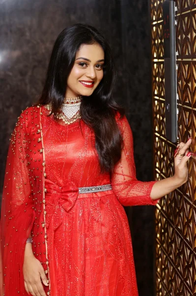 বাইরে বের হলেই ধুলাবালু ত্বকে জমে। যেখানেই রোদের তাপ সেখানেই ঘাম হয়। এতে ত্বক ও চুল হয়ে যায় নিষ্প্রাণ ও রুক্ষ
