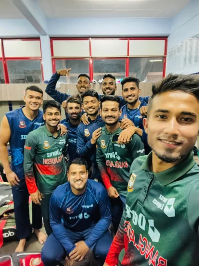 প্রথম ওয়ানডে জয়ের পর ড্রেসিংরুমে তরুণ ক্রিকেটারদের গ্রুপ সেলফি