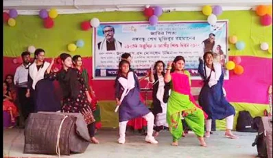 বঙ্গবন্ধুর জন্মদিনের অনুষ্ঠানে হিন্দি গানের সঙ্গে ঈশ্বরদীর একটি স্কুলের ছাত্রীদের নাচের মূহুর্ত 