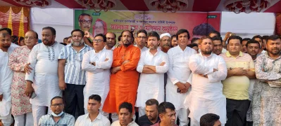 নেতাকর্মীদের সঙ্গে নিক্সন চৌধুরী।
