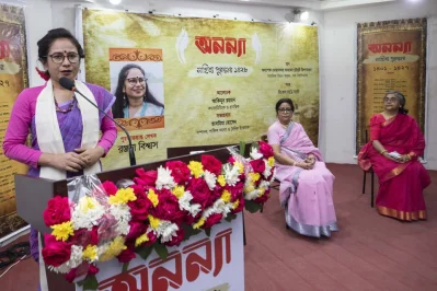 পুরস্কার পাওয়ার পর প্রতিক্রিয়া ব্যক্ত করছেন রঞ্জনা বিশ্বাস। ছবি: আব্দুল গনি