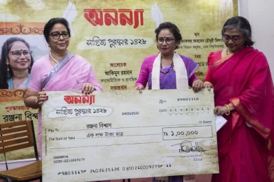 রঞ্জনা বিশ্বাসকে এক লক্ষ টাকার চেক দিচ্ছেন দৈনিক ইত্তেফাক ও অনন্যা সম্পাদক তাসমিমা হোসেন। ছবি: আব্দুল গনি