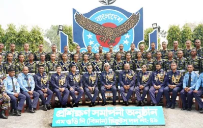 বাংলাদেশ বিমান বাহিনীর ৪৯তম এমওডিসি রিক্রুট দলের প্রশিক্ষণ সমাপনী কুচকাওয়াজ শেষে অতিথিদের সঙ্গে ফটোসেশন।