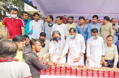 যুবলীগের পক্ষ থেকে খাবার বিতরণ করা হচ্ছে।