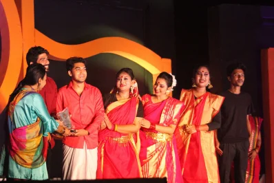অল স্টারস ড্যাফোডিলের হাতে সম্মাননা ক্রেস্ট তুলে দেওয়া হচ্ছে