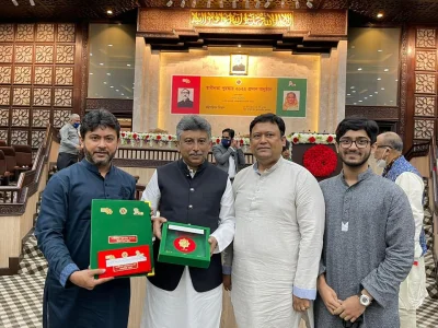 বীর মুক্তিযোদ্ধা ইলিয়াস আহমেদ চৌধুরীর পদক হাতে দুই সন্তান চিফ হুইপ নূর-ই-আলম চৌধুরী এবং ফরিদপুর-৪ আসনের সাংসদ ও আওয়ামী যুবলীগের প্রেসিডিয়াম সদস্য মজিবুর রহমান চৌধুরী নিক্সন।