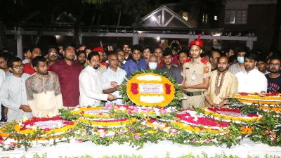 বঙ্গবন্ধু শেখ মুজিবুর রহমান বিজ্ঞান ও প্রযুক্তি বিশ্ববিদ্যালয়ের শিক্ষক-শিক্ষার্থীরা স্মৃতিসৌধে ফুল দিচ্ছেন। ছবি: ইত্তেফাক