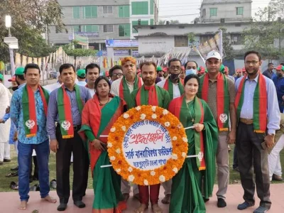  জাতির পিতার প্রকৃতিতে শ্রদ্ধা জানানো হচ্ছে।