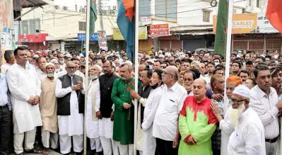জাতীয় ও দলীয় পতাকা উত্তোলন করা হচ্ছে।