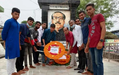 জাতির পিতার প্রকৃতিতে শ্রদ্ধা জানানো হচ্ছে।