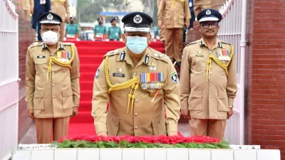 শহীদ পুলিশ স্মৃতিসৌধে পুষ্পস্তবক অর্পণ করছেন ড. বেনজীর আহমেদ। ছবি: ইত্তেফাক