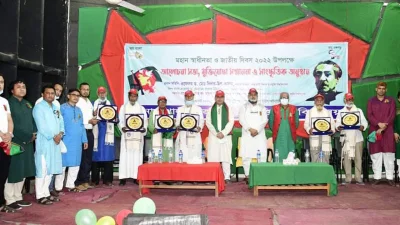 নোয়াখালী বিজ্ঞান ও প্রযুক্তি বিশ্ববিদ্যালয়ে একুশজন বীর মুক্তিযোদ্ধাকে সম্মাননা প্রদান করা হয়। ছবি: ইত্তেফাক