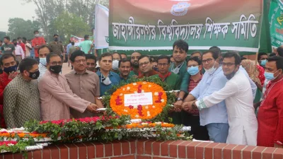 জাহাঙ্গীরনগর বিশ্ববিদ্যালয় প্রশাসনের পক্ষ থেকে জাতীয় স্মৃতিসৌধে পুষ্পস্তবক অর্পণ করা হয়। ছবি: ইত্তেফাক