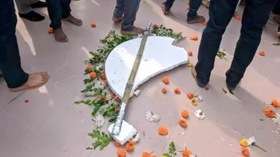 শিক্ষকদের ধাক্কাধাক্কি ও হাতাহাতিতে পুষ্পস্তবক ভেঙে পদদলিত হতে দেখা যায়। ছবি: ইত্তেফাক