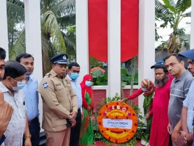  শহীদ মিনারে শ্রদ্ধা জানানো হচ্ছে।