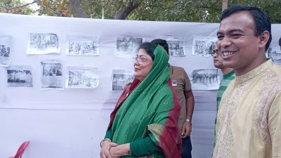 প্রদর্শনী পরিদর্শন করছেন উপাচার্য। ছবি: ইত্তেফাক