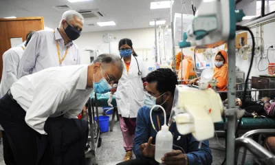 হাসপাতাল পরিদর্শনে আজিজ খান। ছবি সংগৃহীত 
