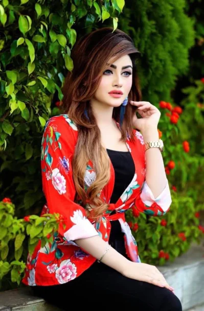 মেয়েদের পোশাক বাছাইয়ে পছন্দের র্শীষে থাকে লাল রং