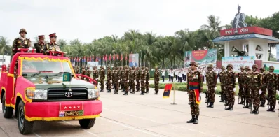 প্যারেড পরিদর্শন করছেন সেনাপ্রধান এস এম শফিউদ্দিন আহমেদ। ছবি: আইএসপিআর