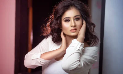 প্রাকৃতিক নিয়মে যদিও বয়স বাড়ে তারপরেও সবাই চায় কম বয়সের যে ঔজ্জ্বল্য, সেটা ধরে রাখতে