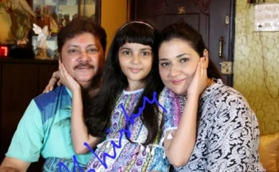 স্ত্রী-সন্তানের সঙ্গে অভিষেক চ্যাটার্জি। ছবি: সংগৃহীত