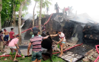  আগুনে প্রায় ১০ কোটি টাকার ক্ষতি হয়েছে বলে দাবি ক্ষতিগ্রস্তদের।
