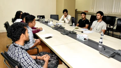 ইত্তেফাকের সঙ্গে নিউজপেপার অলিম্পিয়াডের সদস্যদের মতবিনিময়। ছবি: তানভীর আহাম্মেদ/ইত্তেফাক